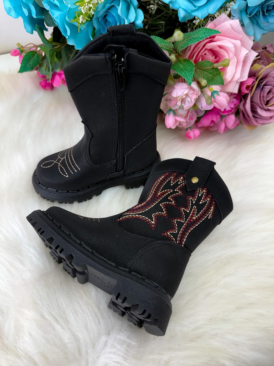 Bota Infantil Texana Preta em Material Sintético com Zíper Lateral
