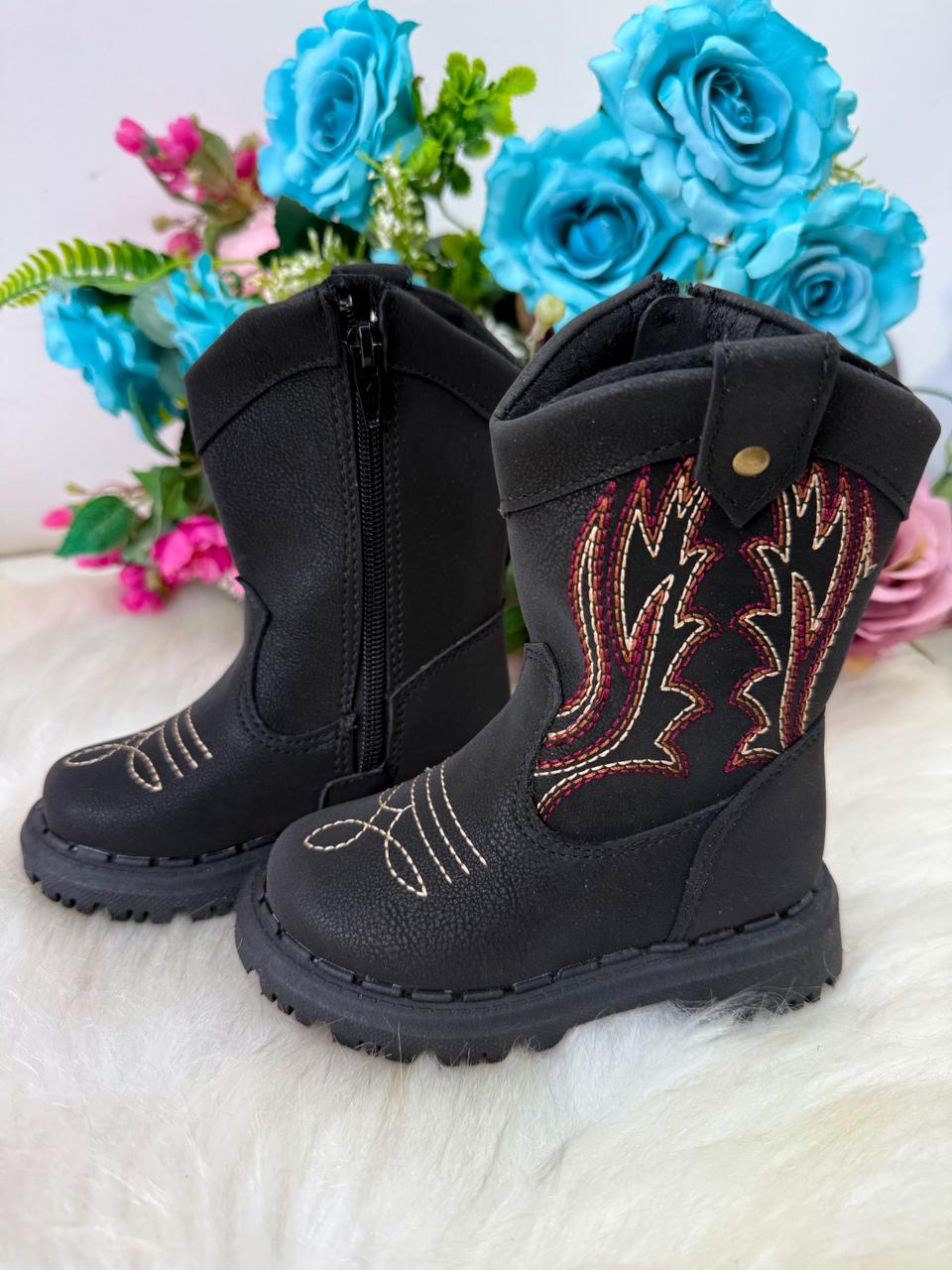 Bota Infantil Texana Preta em Material Sintético com Zíper Lateral