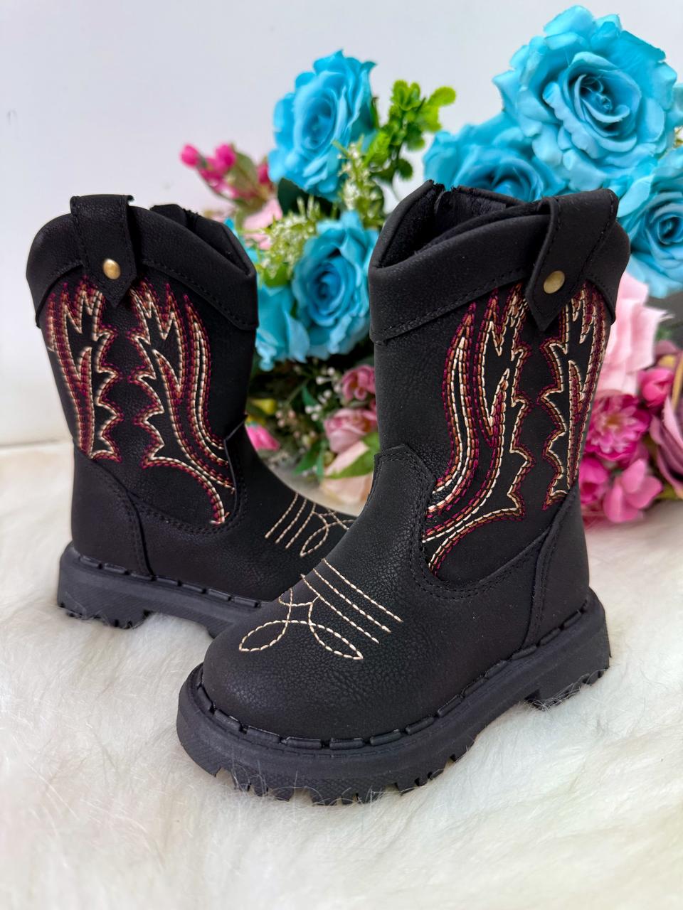 Bota Infantil Texana Preta em Material Sintético com Zíper Lateral