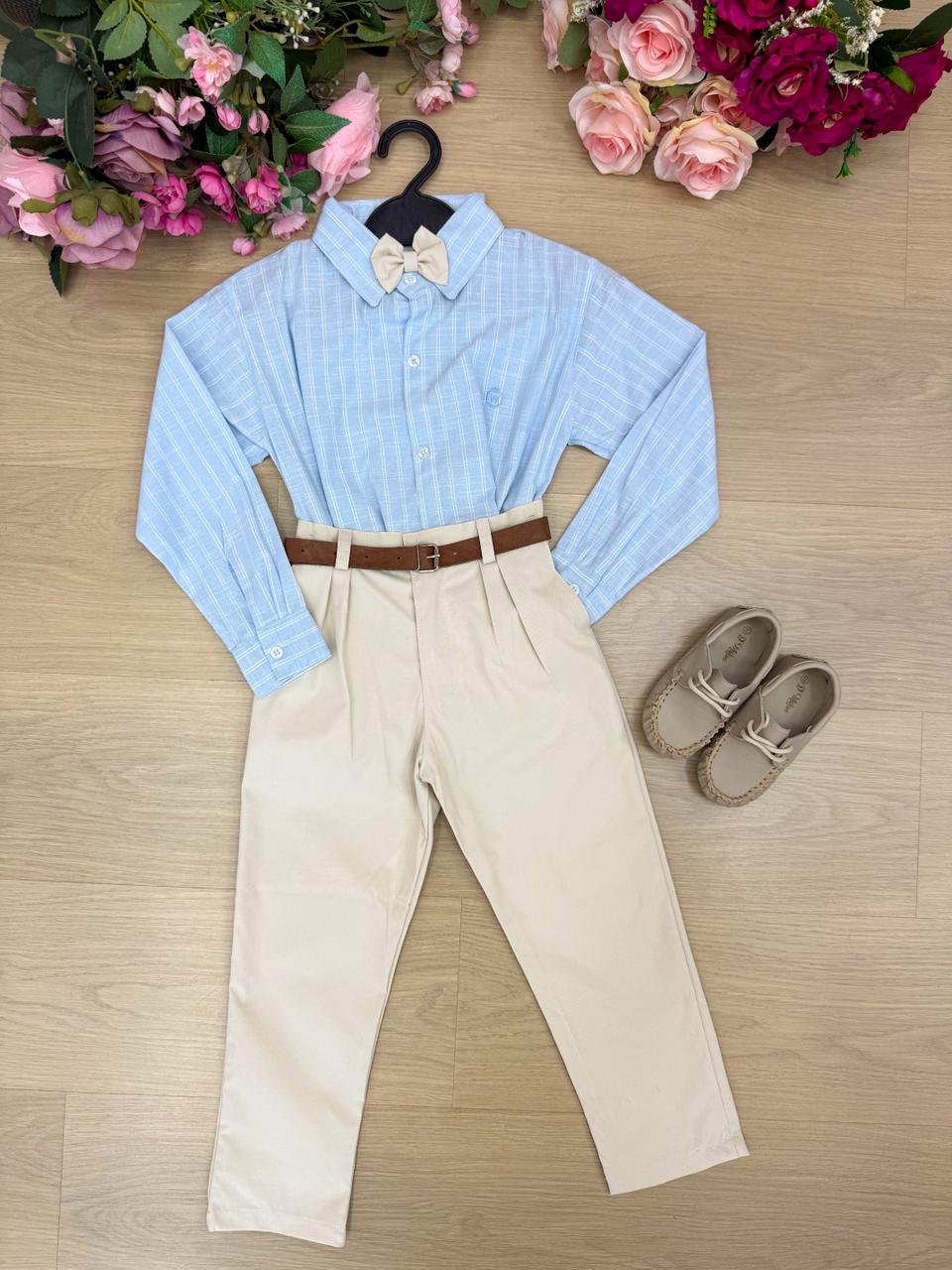 Conjunto Social Azul com Calça Bege para Eventos Especiais