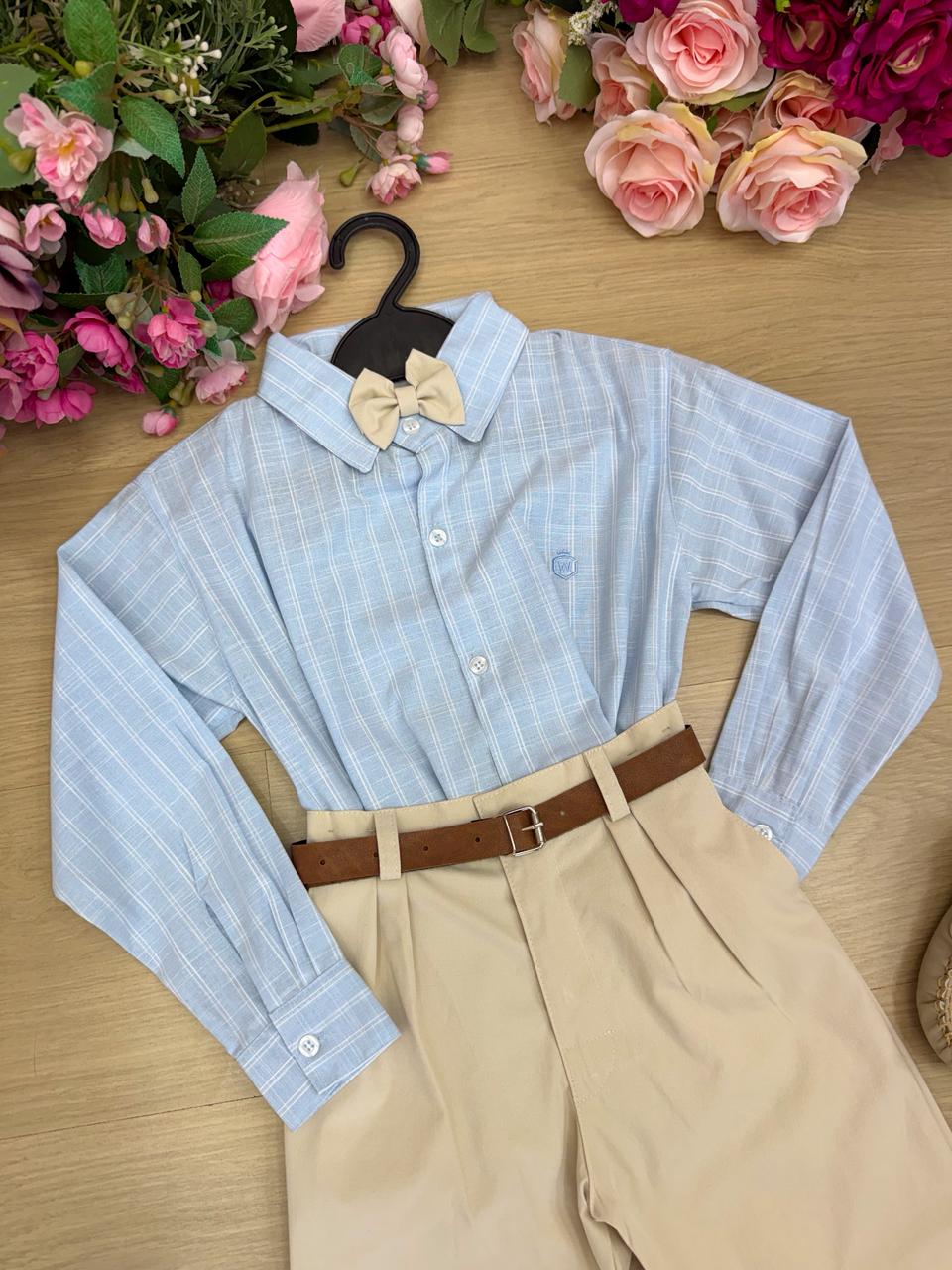 Conjunto Social Azul com Calça Bege para Eventos Especiais