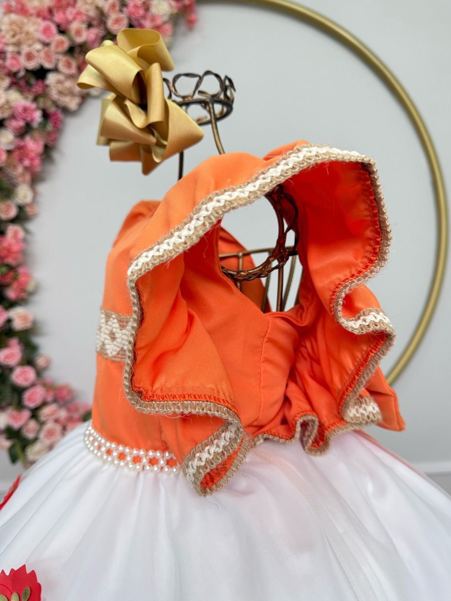 Vestido Infantil Laranja com Apliques de Flores para Festa