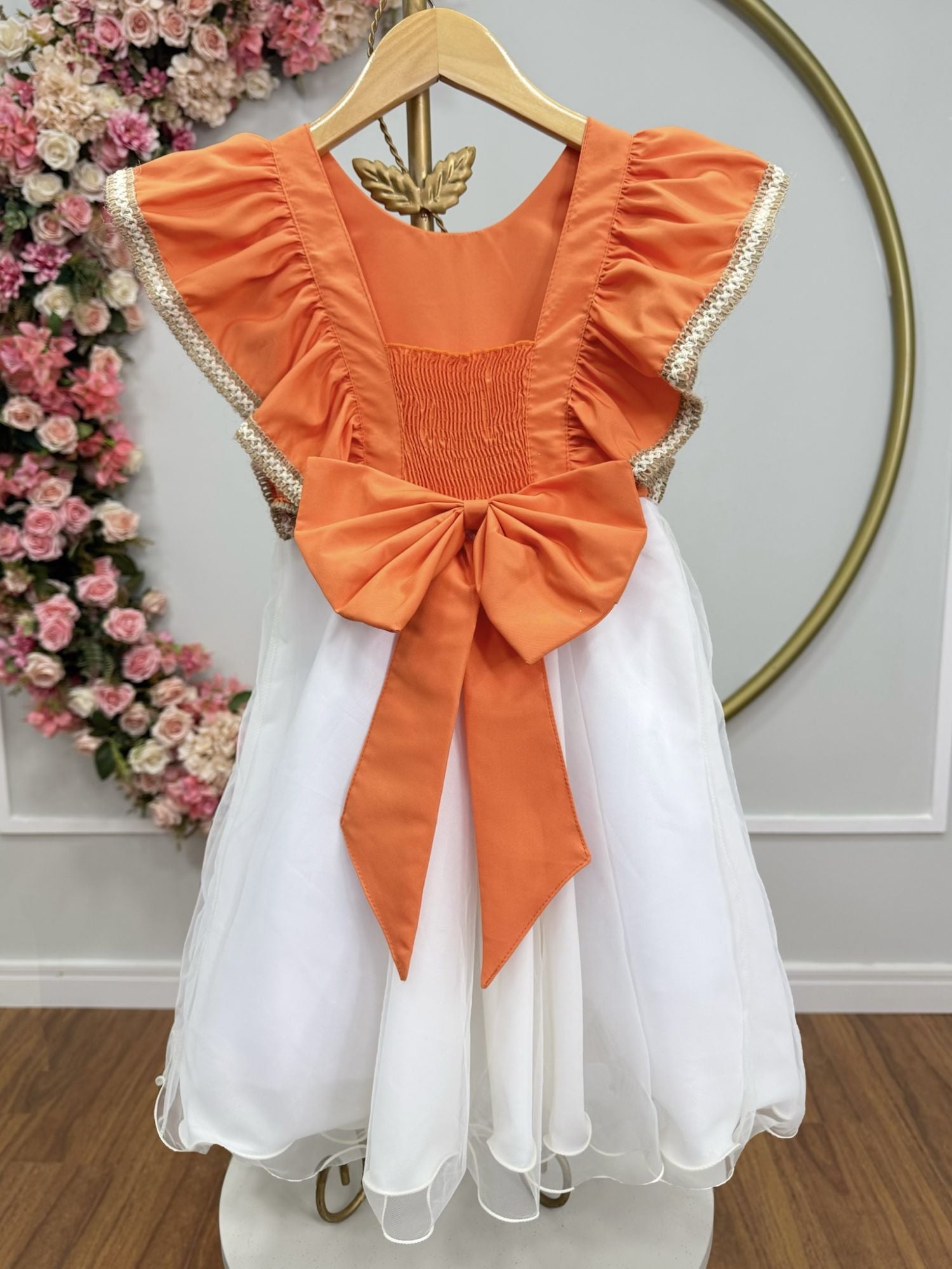 Vestido Infantil Laranja com Apliques de Flores para Festa