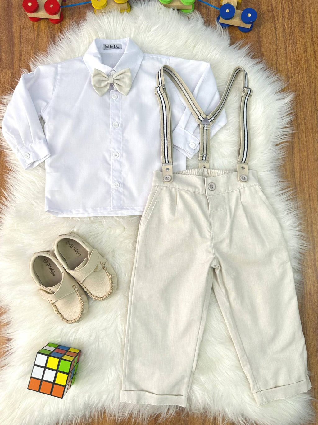Conjunto Social Luxo Camisa Branca e Calça Bege com Suspensório
