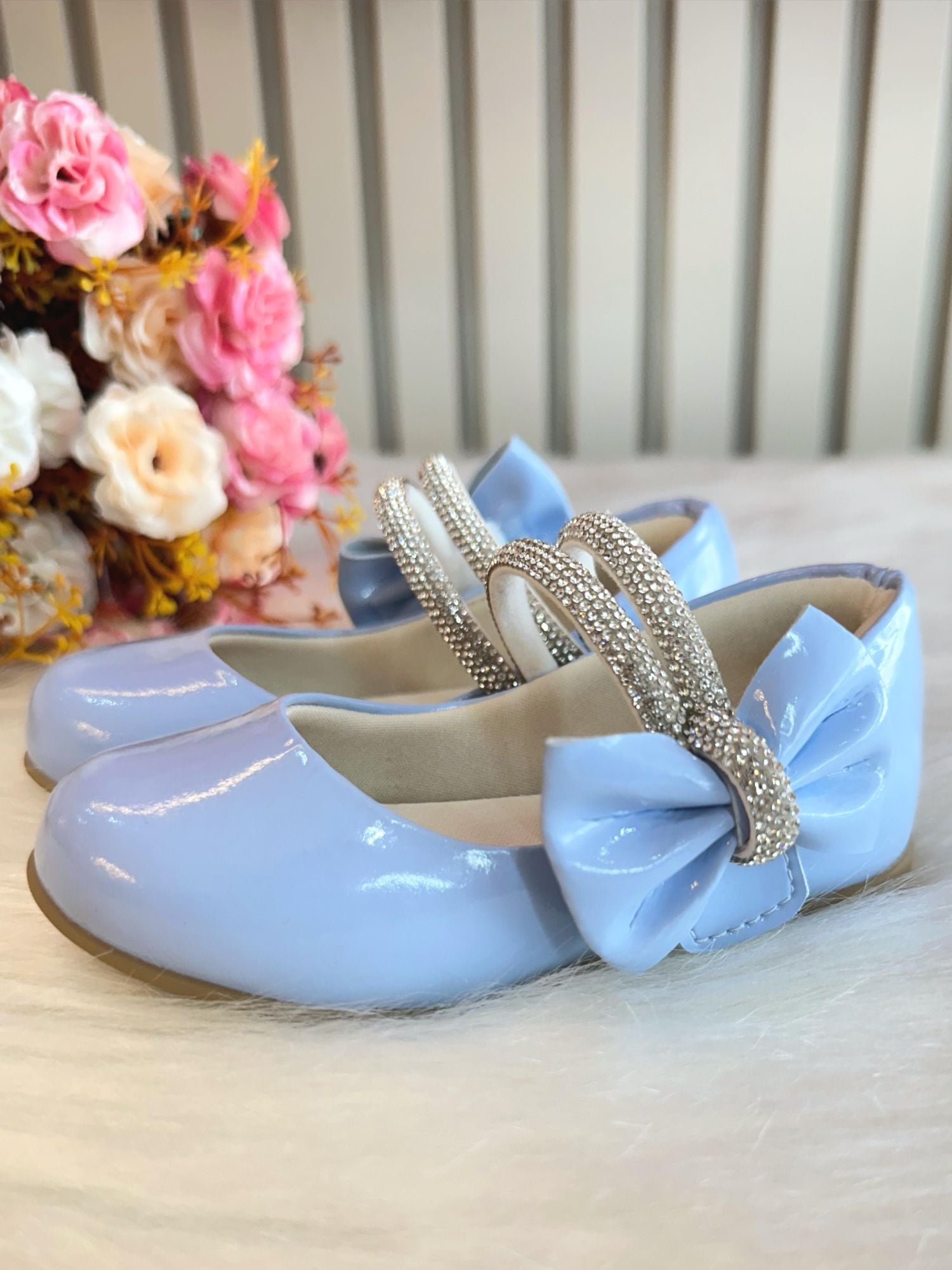 Sapatinho Infantil Azul Claro com Lacinho e Tiras de Strass