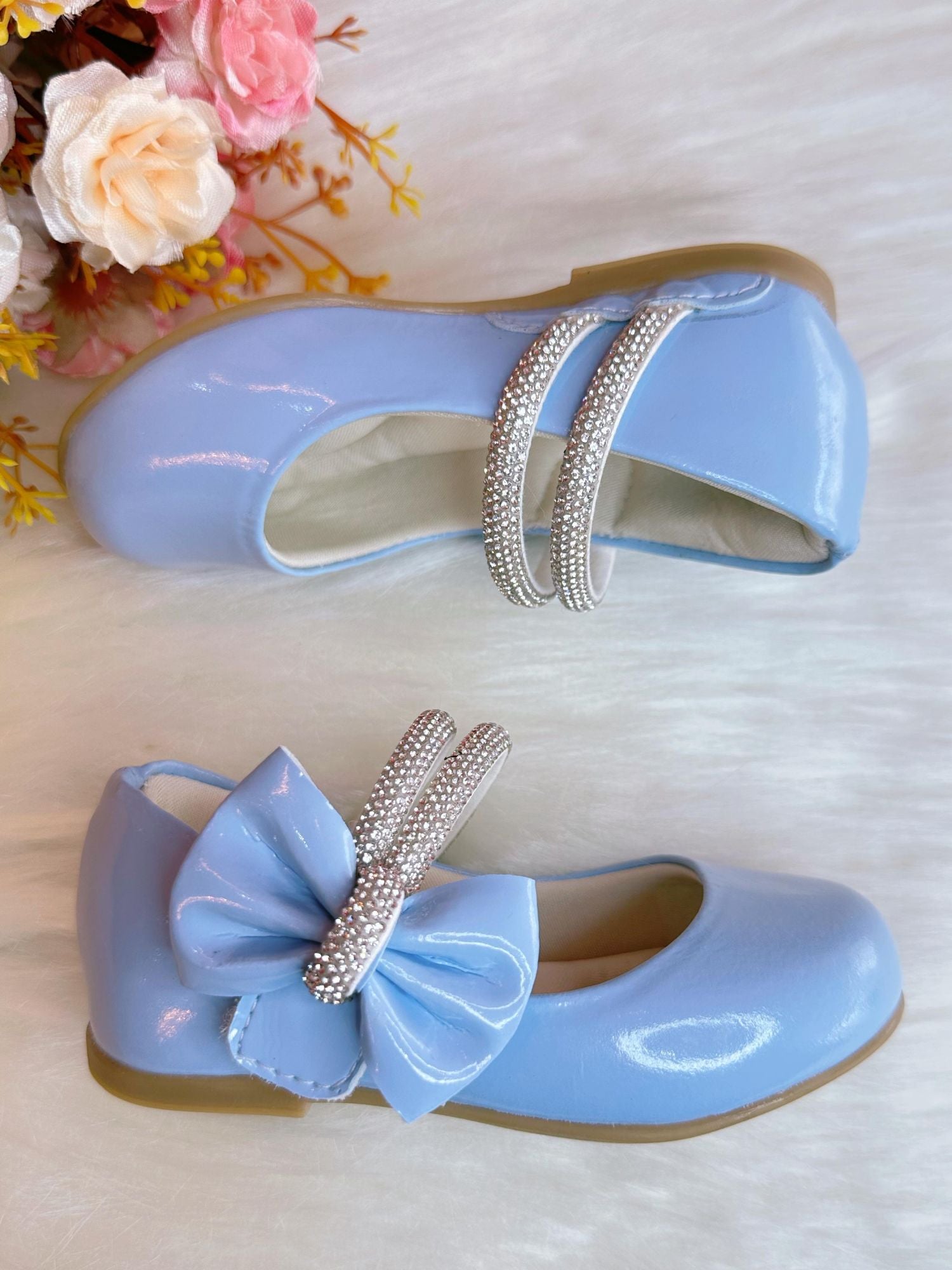 Sapatinho Infantil Azul Claro com Lacinho e Tiras de Strass