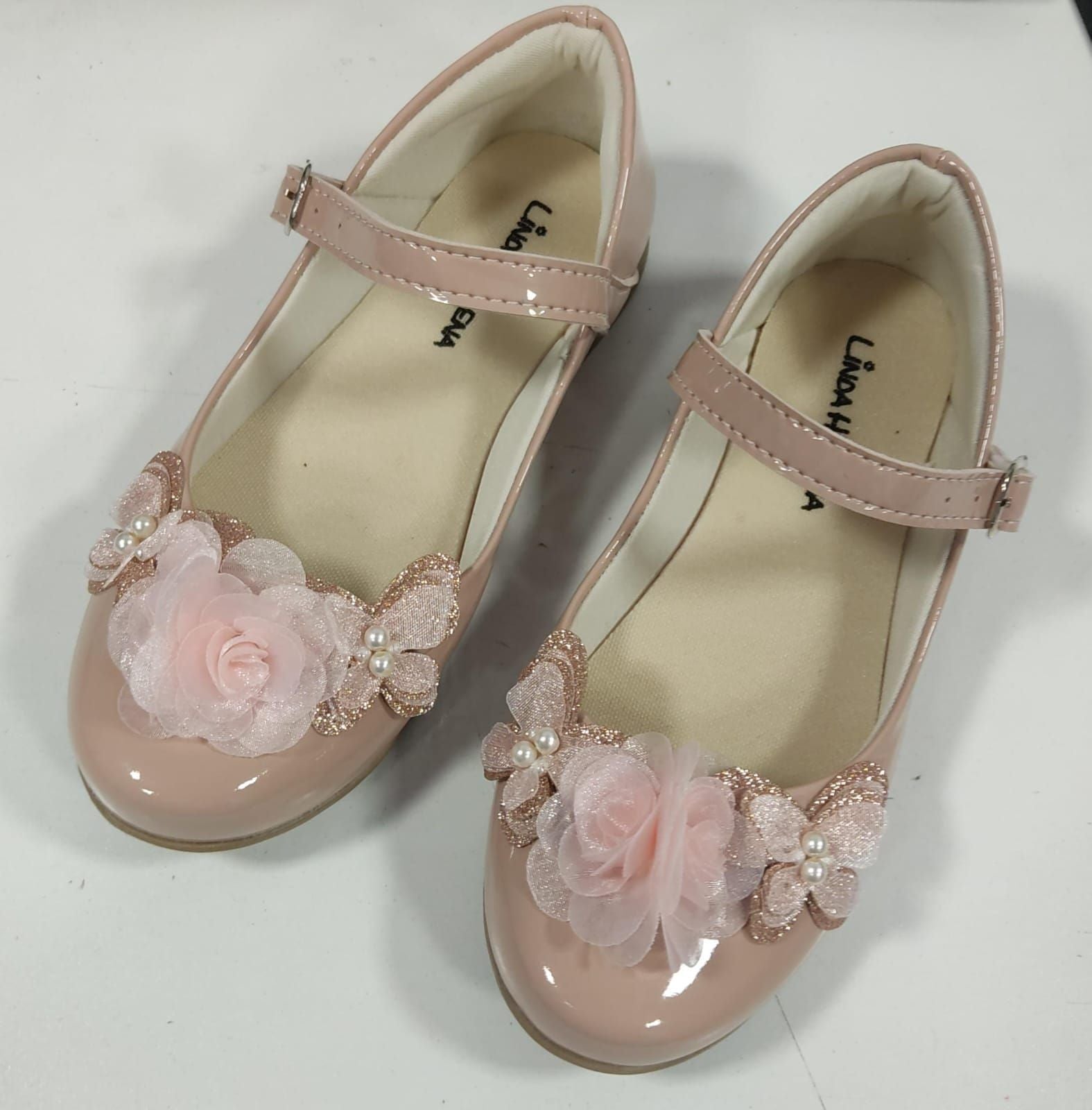 Sapatinho Infantil Verniz Nude com Aplique de Borboletas e Flores Rosa