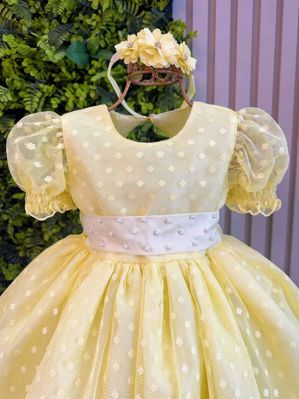 Vestido Amarelo para Bebê com Poá e Detalhes em Pérolas para Festas e Batizados