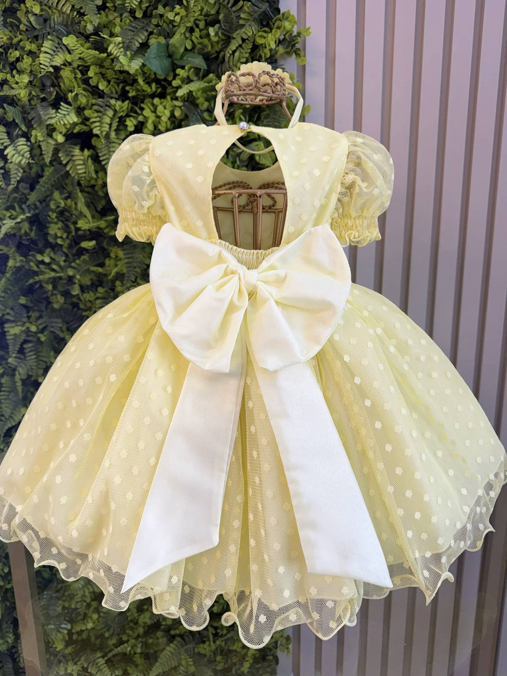 Vestido Amarelo para Bebê com Poá e Detalhes em Pérolas para Festas e Batizados
