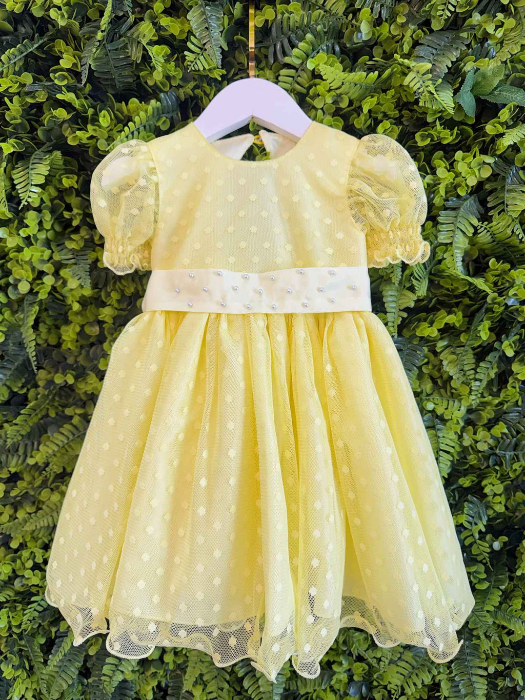 Vestido Amarelo para Bebê com Poá e Detalhes em Pérolas para Festas e Batizados