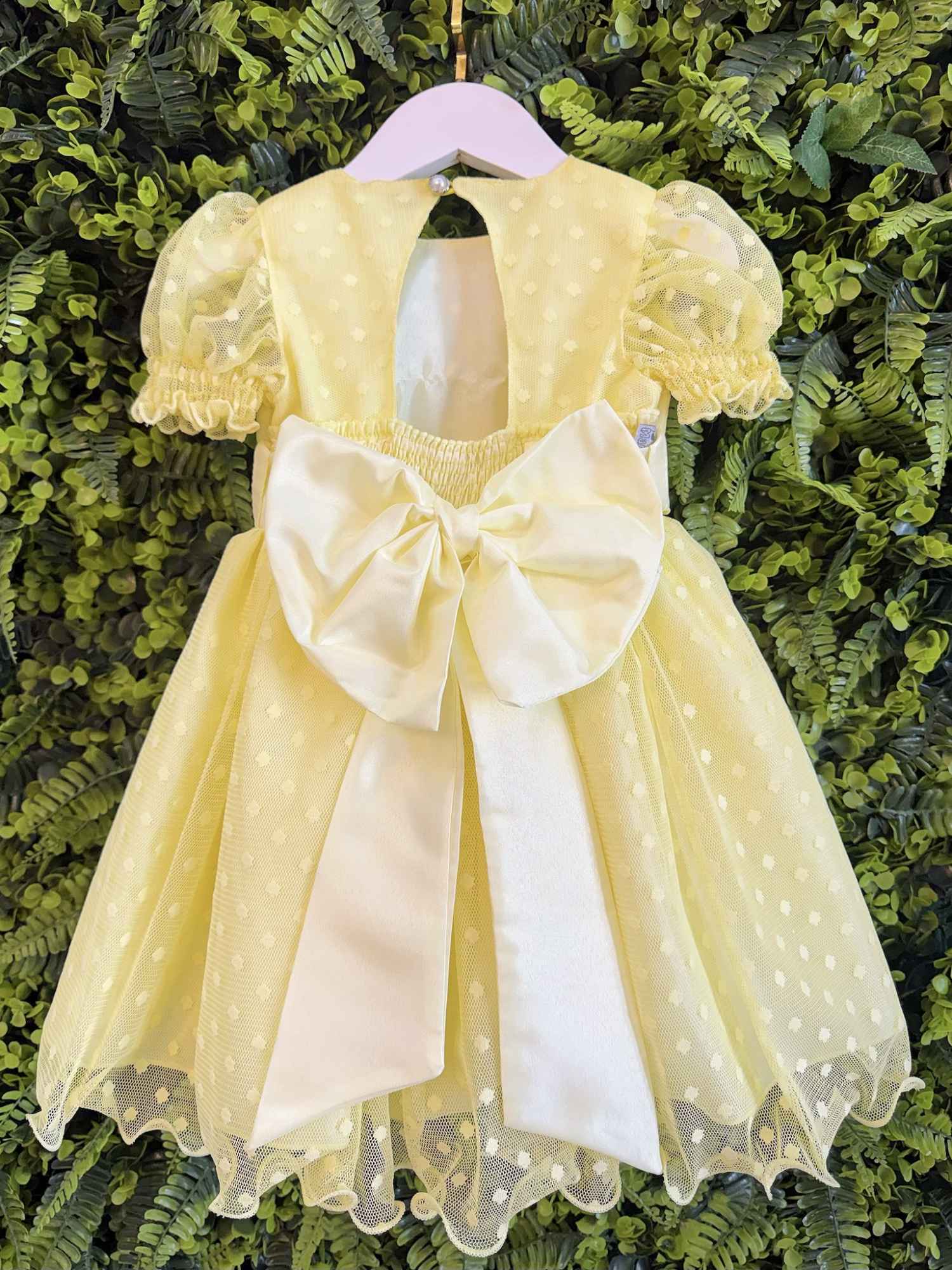 Vestido Amarelo para Bebê com Poá e Detalhes em Pérolas para Festas e Batizados