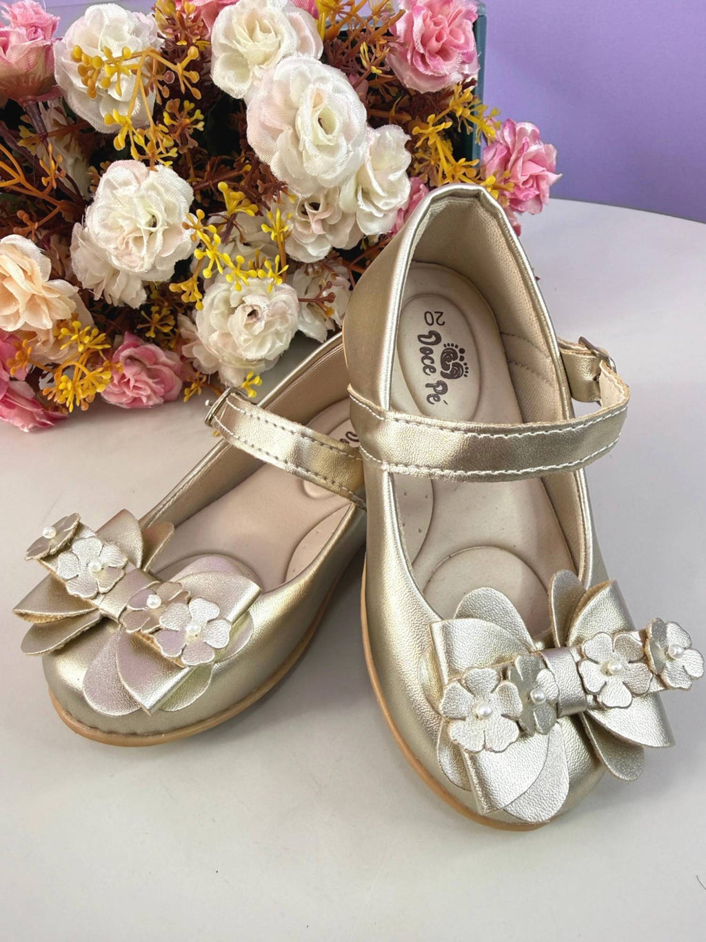 Sapatinho Infantil Dourado Fosco com Aplique de Florzinhas