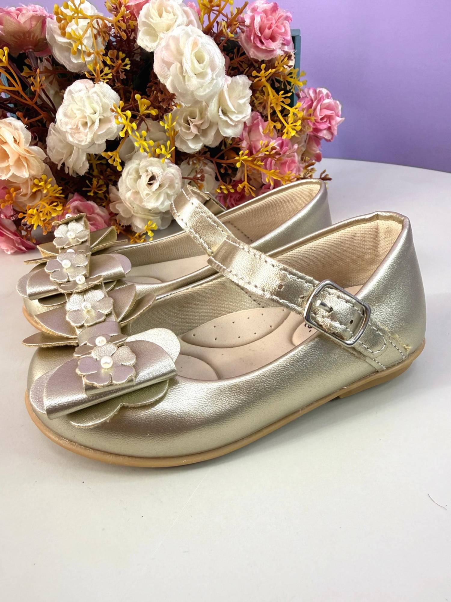 Sapatinho Infantil Dourado Fosco com Aplique de Florzinhas