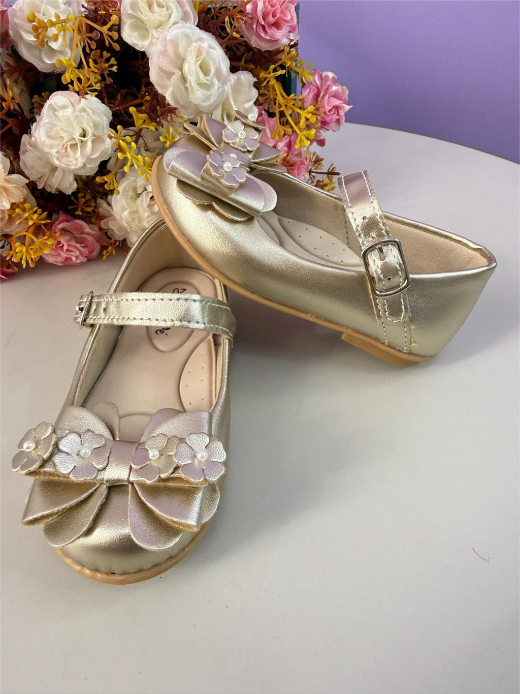 Sapatinho Infantil Dourado Fosco com Aplique de Florzinhas