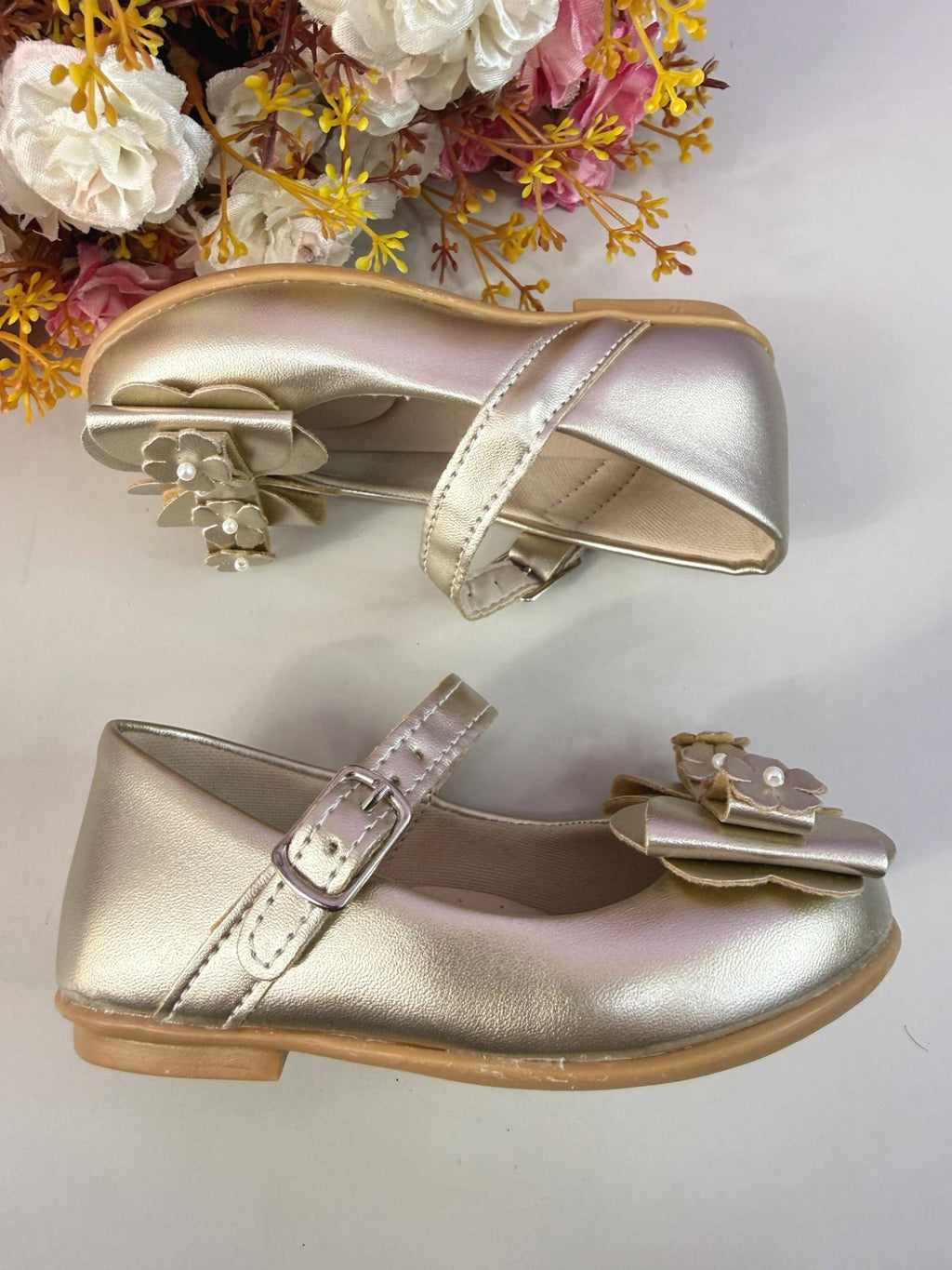 Sapatinho Infantil Dourado Fosco com Aplique de Florzinhas