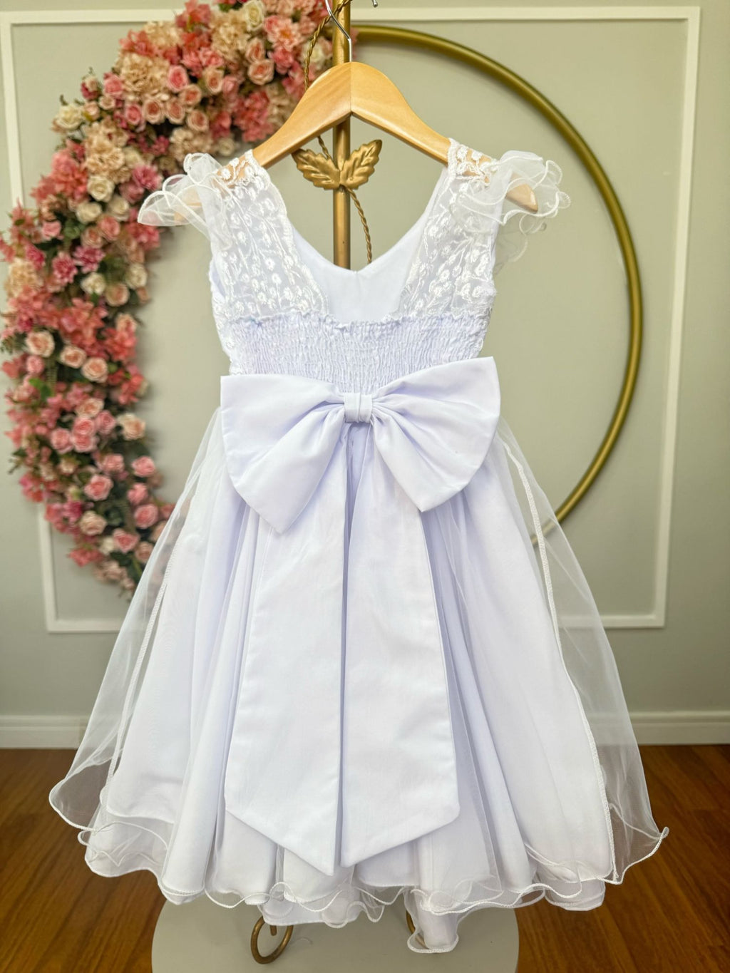 Vestido Infantil Branco com Renda e Detalhes em Pérolas e Strass