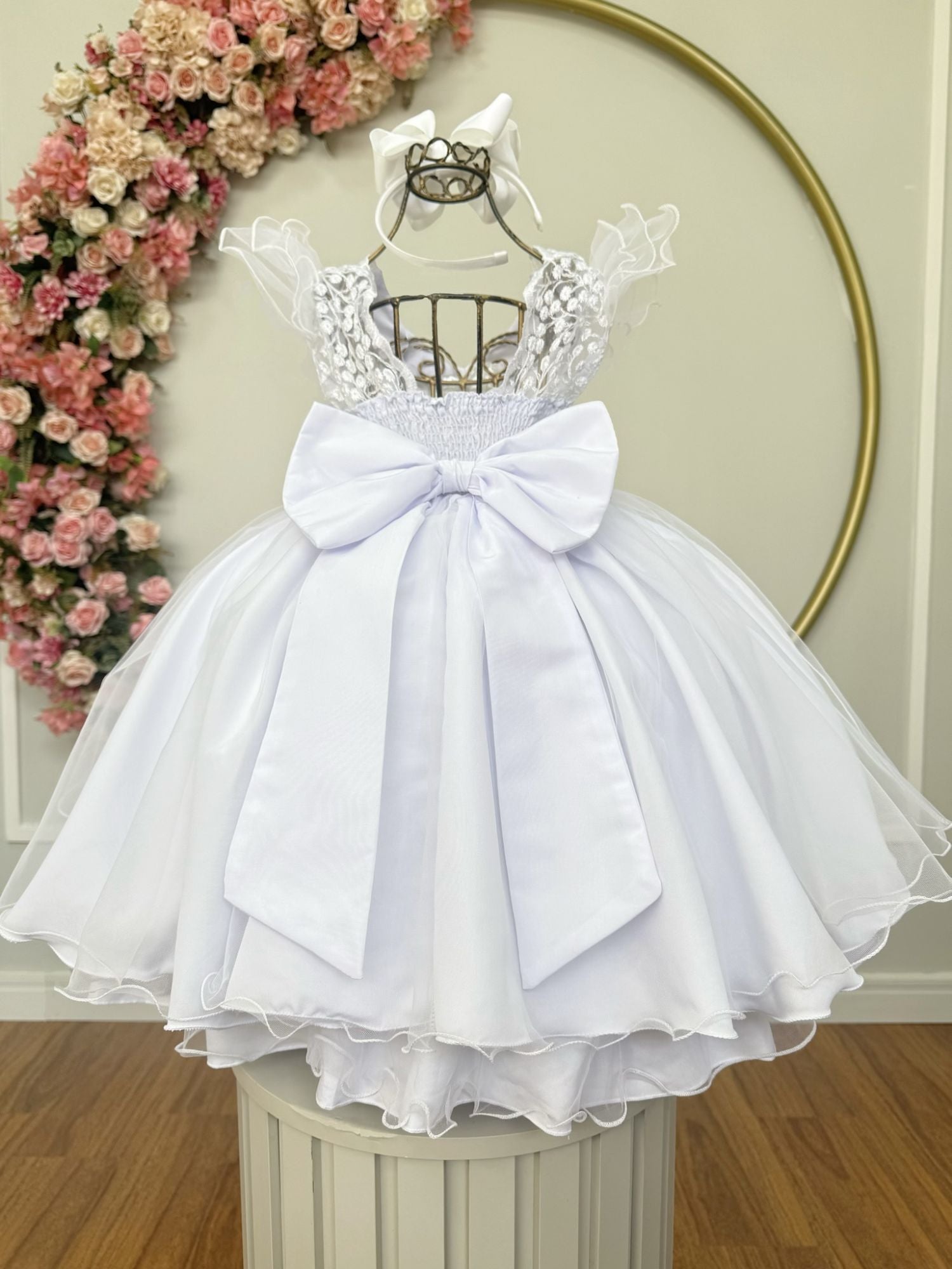 Vestido Infantil Branco com Renda e Detalhes em Pérolas e Strass