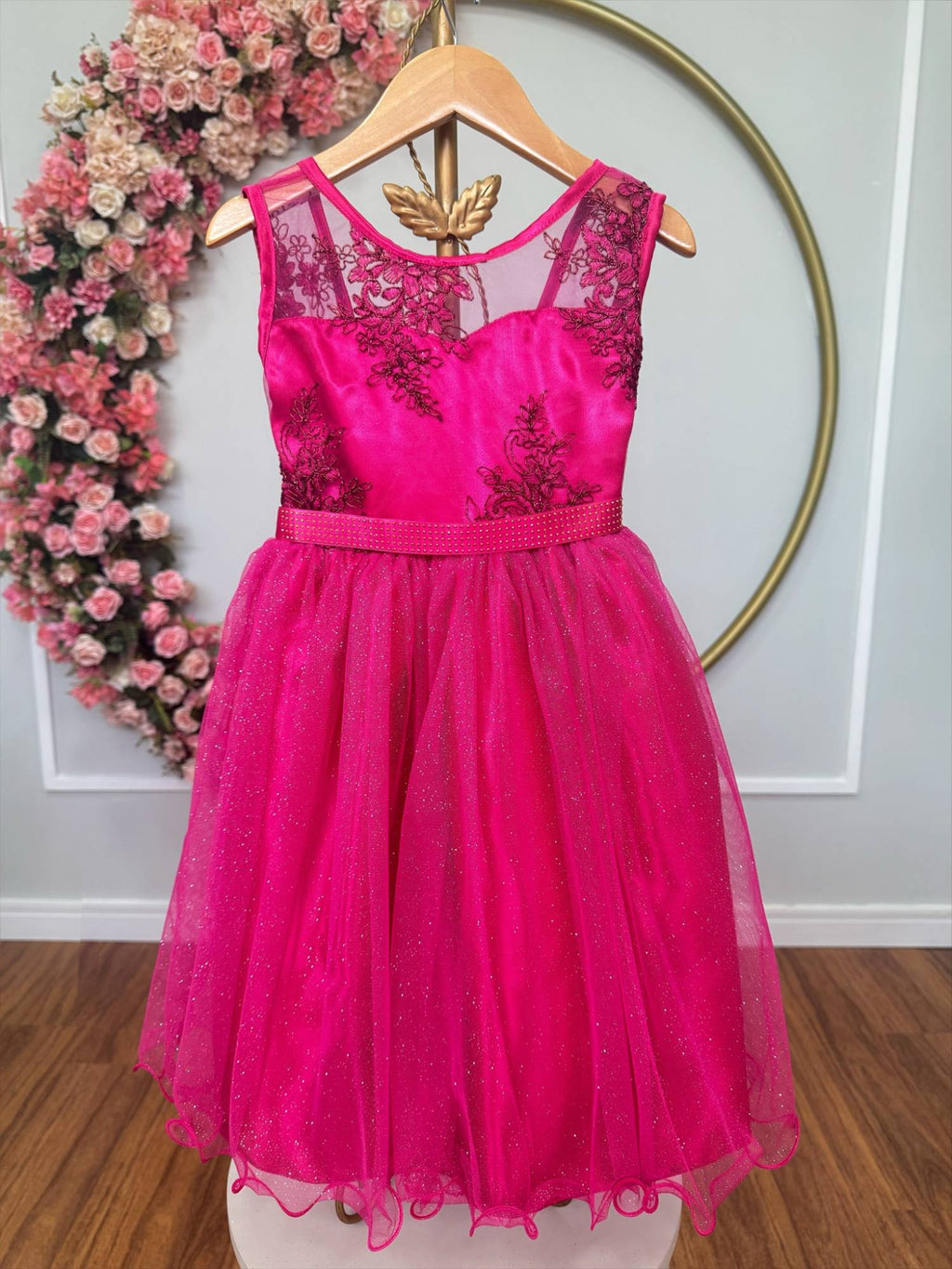 Vestido Infantil Rosa com Renda e Saia Brilhante com Cinto de Strass