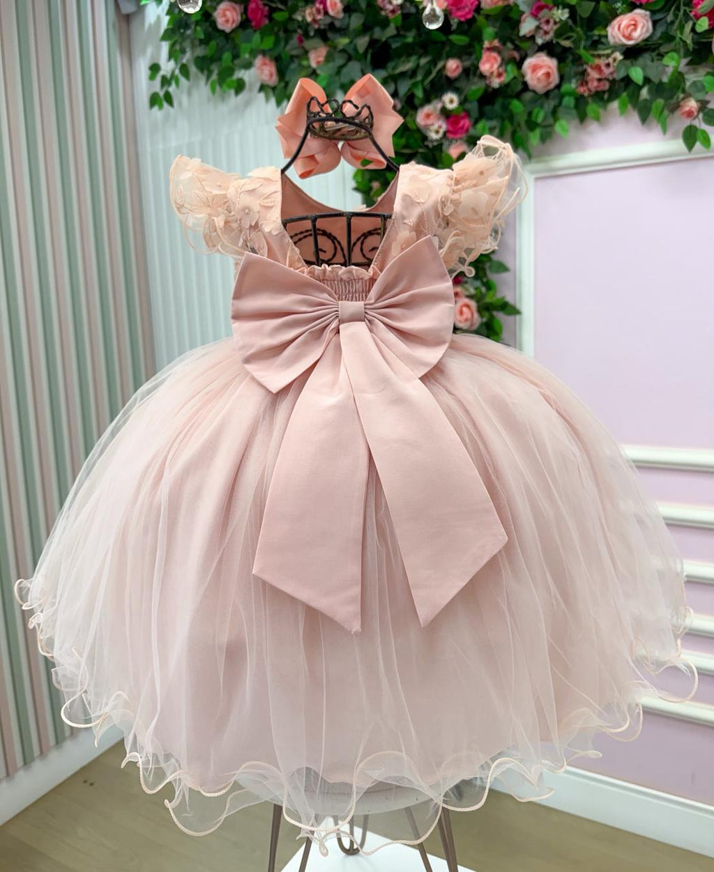 Vestido Infantil Pessego em Tecido Tafeta com Laço e Gola Redonda